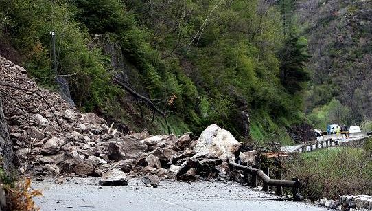 Route bloquée. Des pierres sont tombées et bloquent le chemin